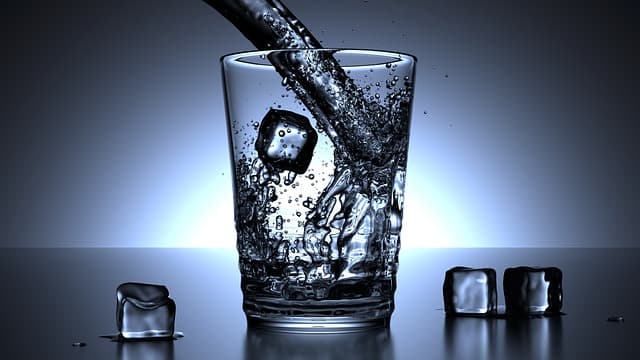 Hydratation intense : comment l'eau et l'alimentation se complètent